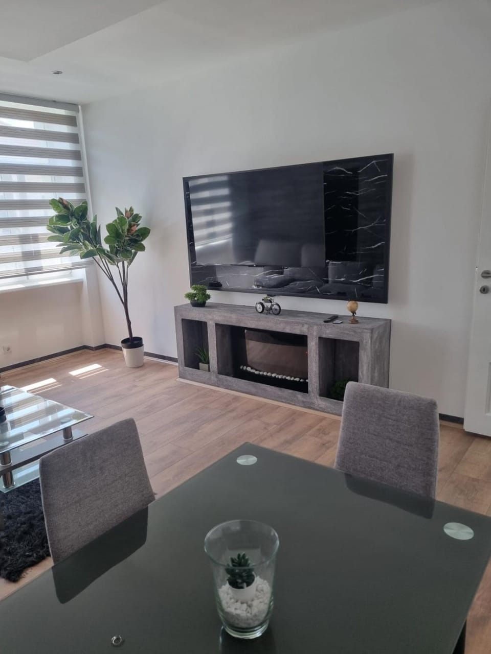TV and multimedia, Living room, Seating area, Evening entertainment
