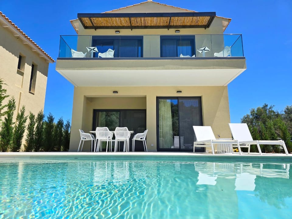 Property building, Balcony/Terrace, Pool view, Swimming pool