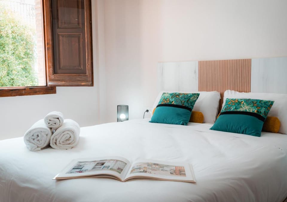 Photo of the whole room, Bedroom, towels