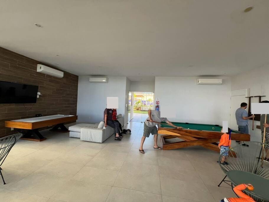 Communal lounge/ TV room, Billiard, Billiard, Game Room