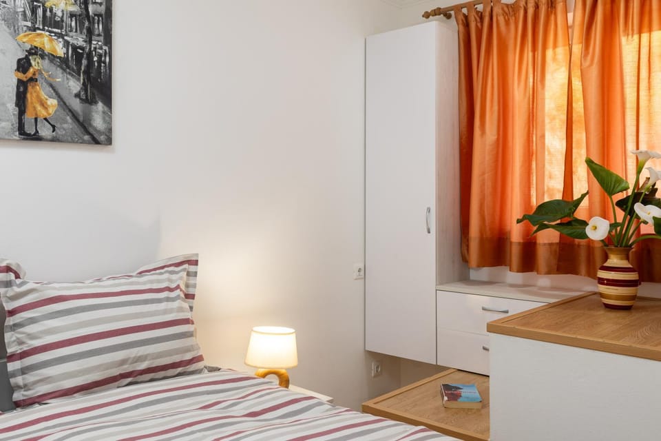 Photo of the whole room, Bedroom, wardrobe