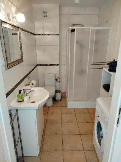 Shower, Toilet, Bathroom, towels, washing machine
