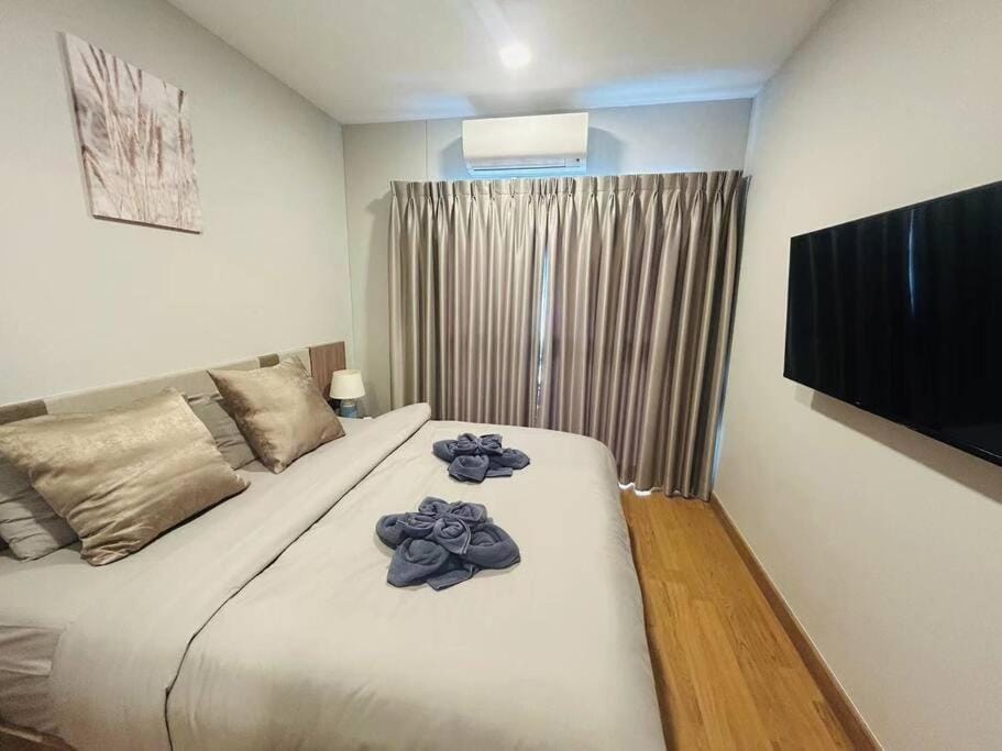 Bed, TV and multimedia, Photo of the whole room, Bedroom