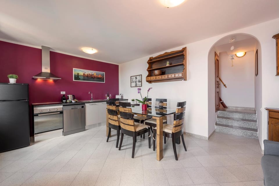 Kitchen or kitchenette, Dining area, dishwasher