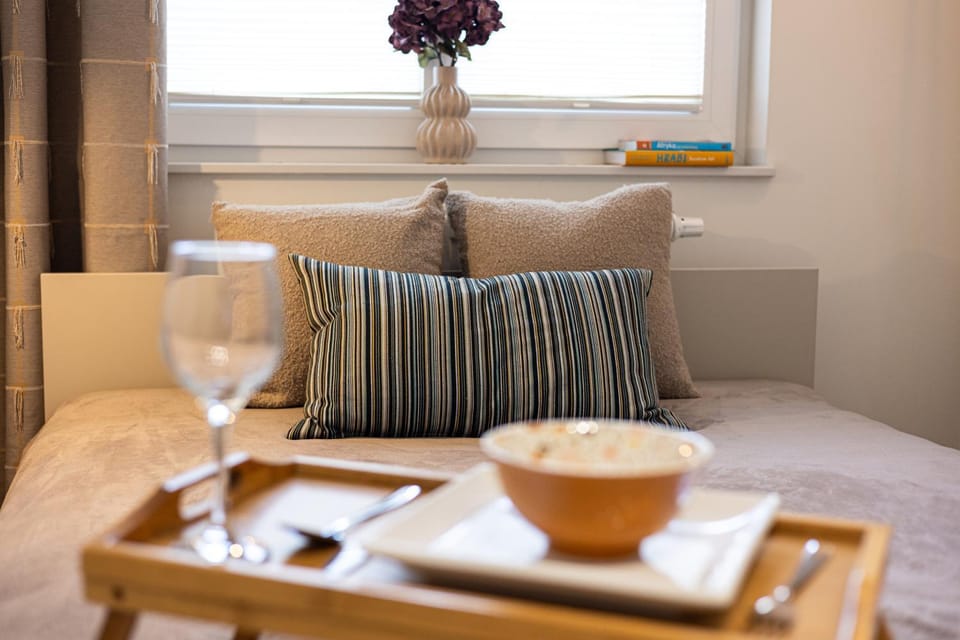 Living room, Food and drinks, Seating area