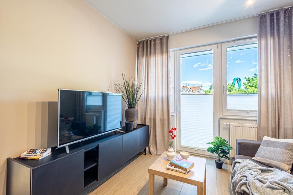 Communal lounge/ TV room, TV and multimedia, Living room, Seating area, Evening entertainment