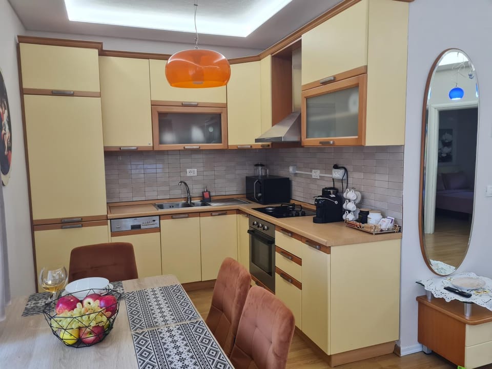 Coffee/tea facilities, Kitchen or kitchenette, Dining area, dishwasher, oven, stove