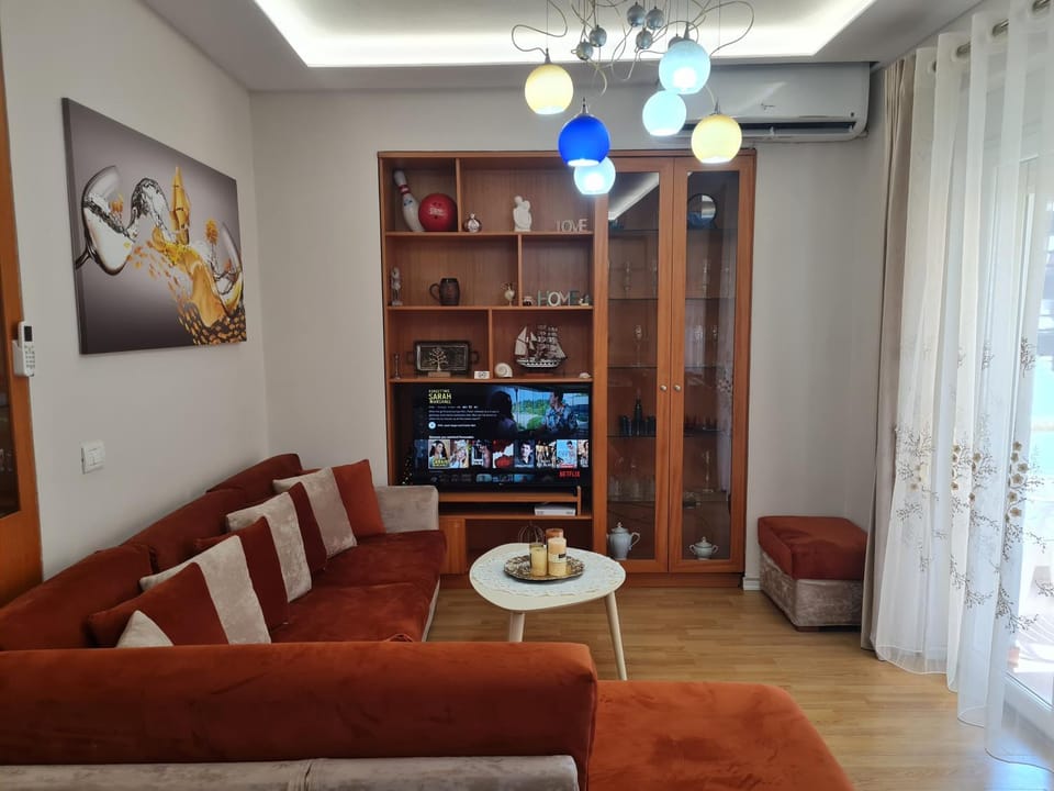 TV and multimedia, Living room, Seating area, air conditioner