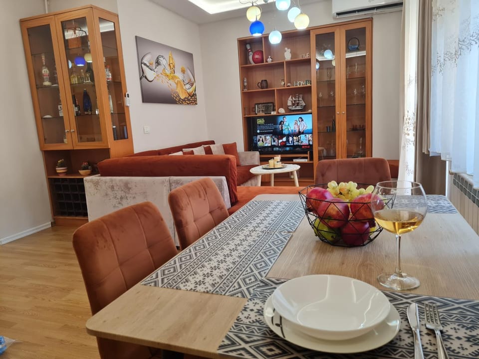 TV and multimedia, Living room, Seating area, Dining area