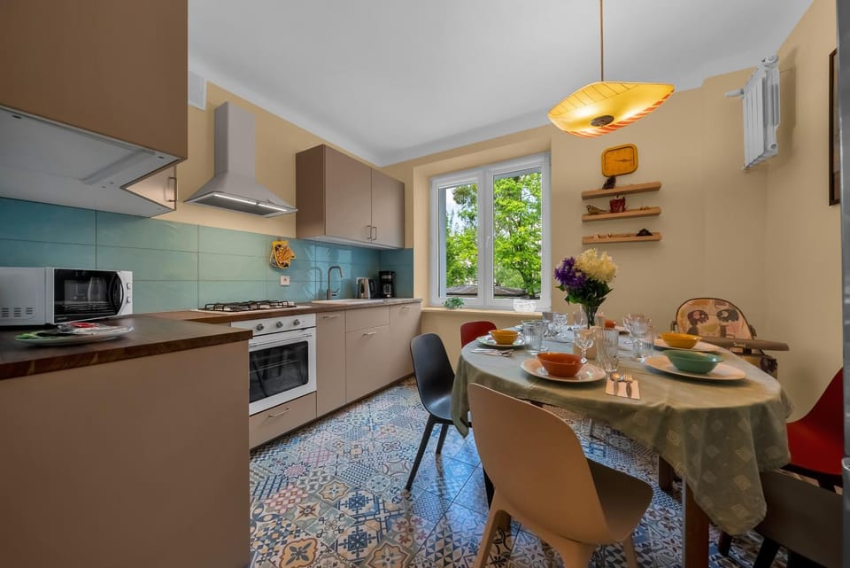 Coffee/tea facilities, Kitchen or kitchenette, Dining area, dishwasher, oven, stove