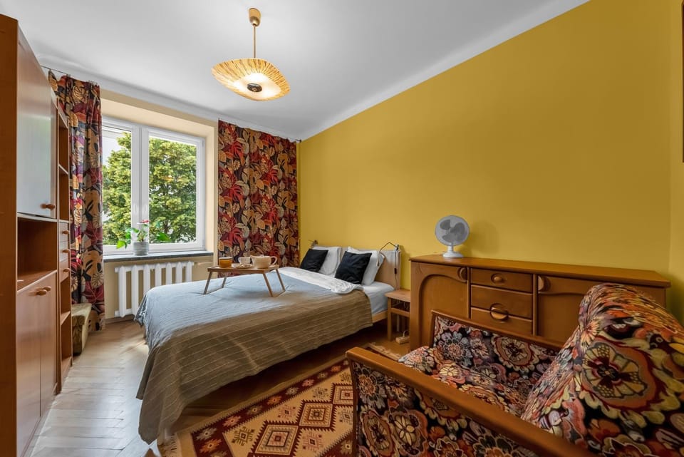 Bed, Photo of the whole room, Seating area, Bedroom