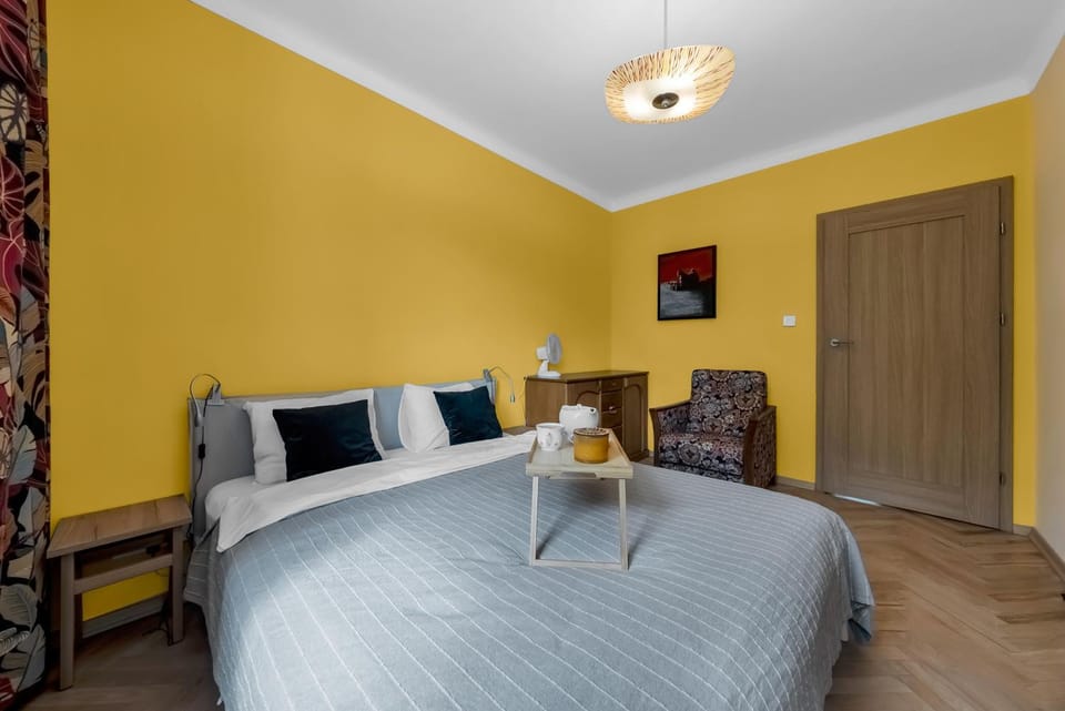 Bed, Photo of the whole room, Seating area, Bedroom