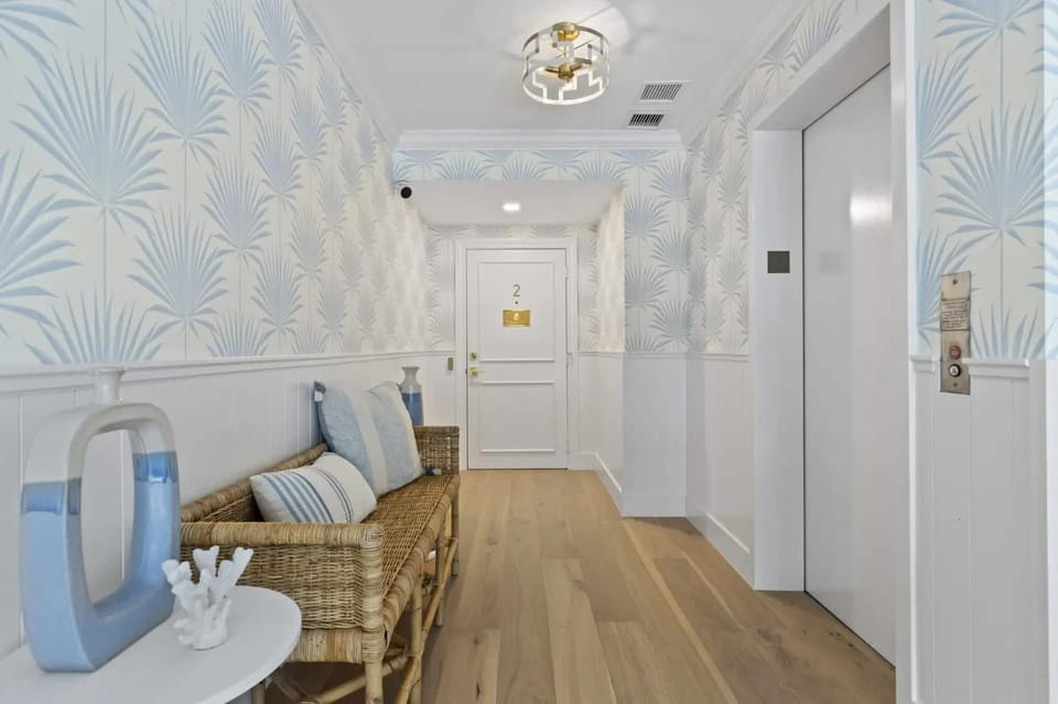 Boutique condo w oceanfront & concierge Apartment in Palm Beach