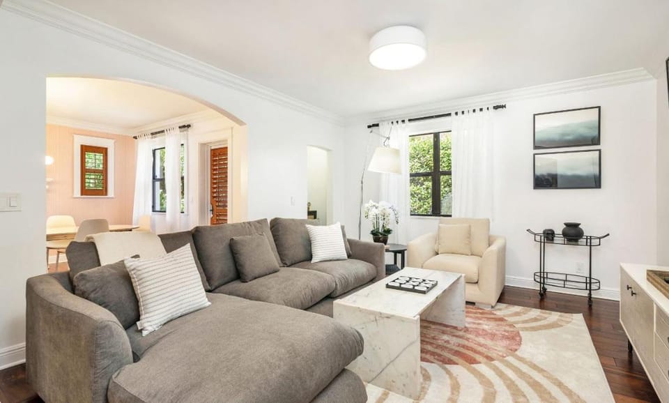 Luxury home w pool & game room House in West Palm Beach