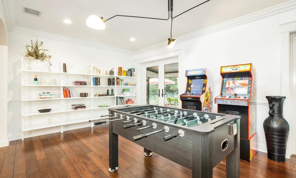 Luxury home w pool & game room House in West Palm Beach