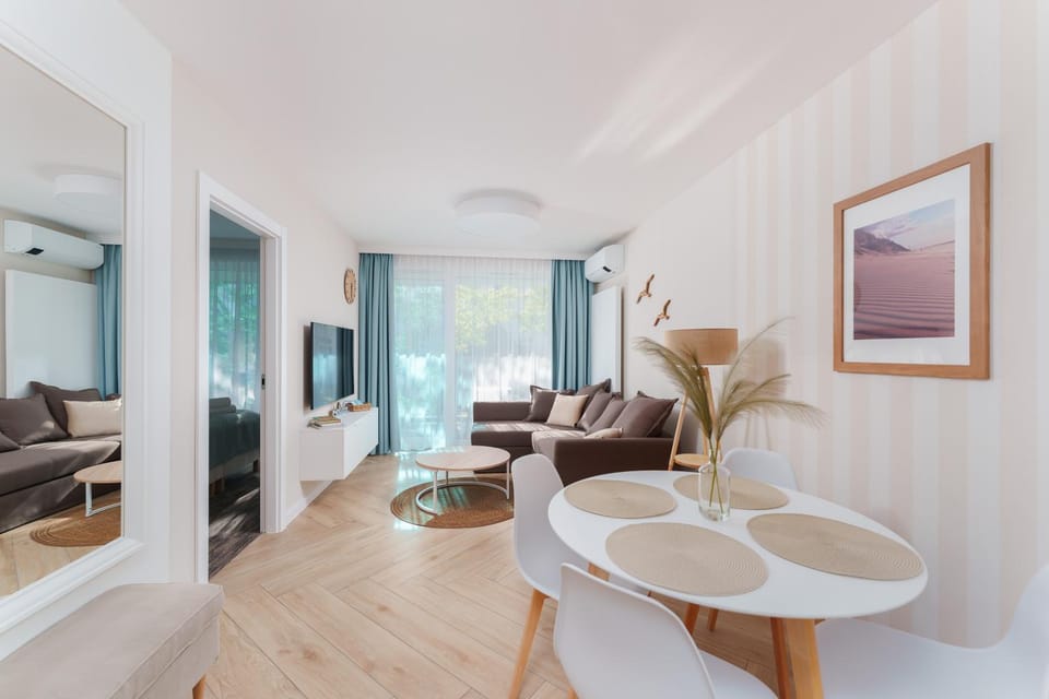 TV and multimedia, Living room, Seating area, Evening entertainment