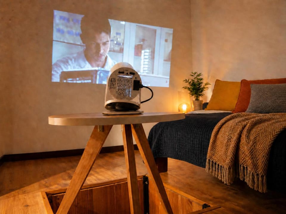 Bed, TV and multimedia, Photo of the whole room, Bedroom