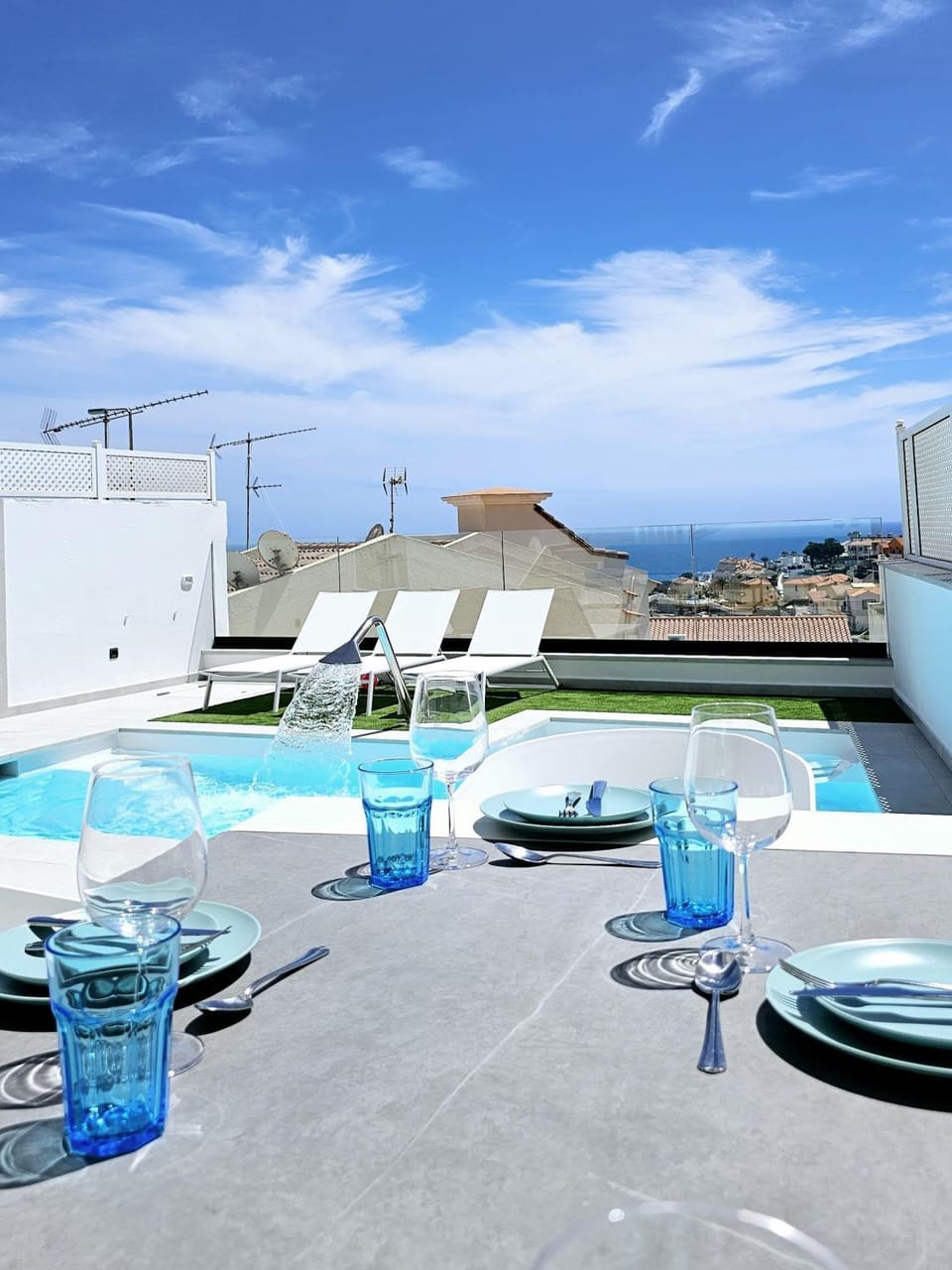 Dining area, Swimming pool, sunbed