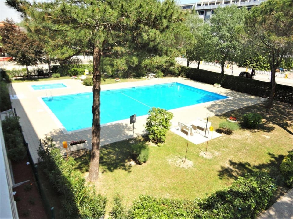 Neighbourhood, Swimming pool