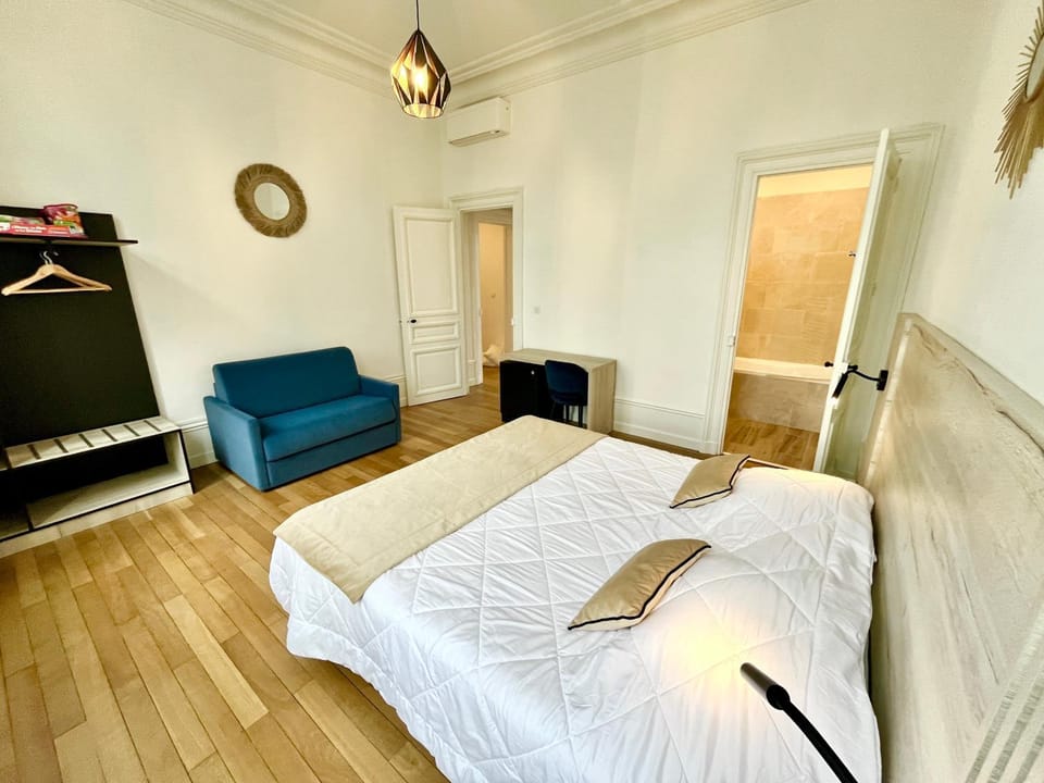 Bed, Living room, Photo of the whole room, Seating area, Bedroom