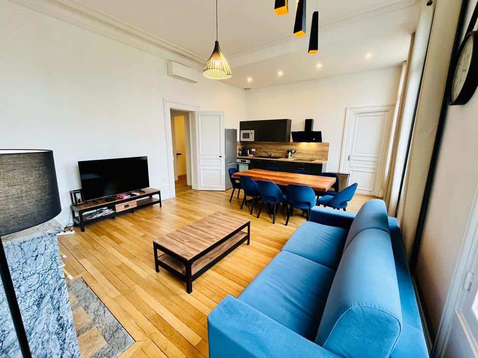 Communal lounge/ TV room, TV and multimedia, Living room, Seating area, Dining area, air conditioner