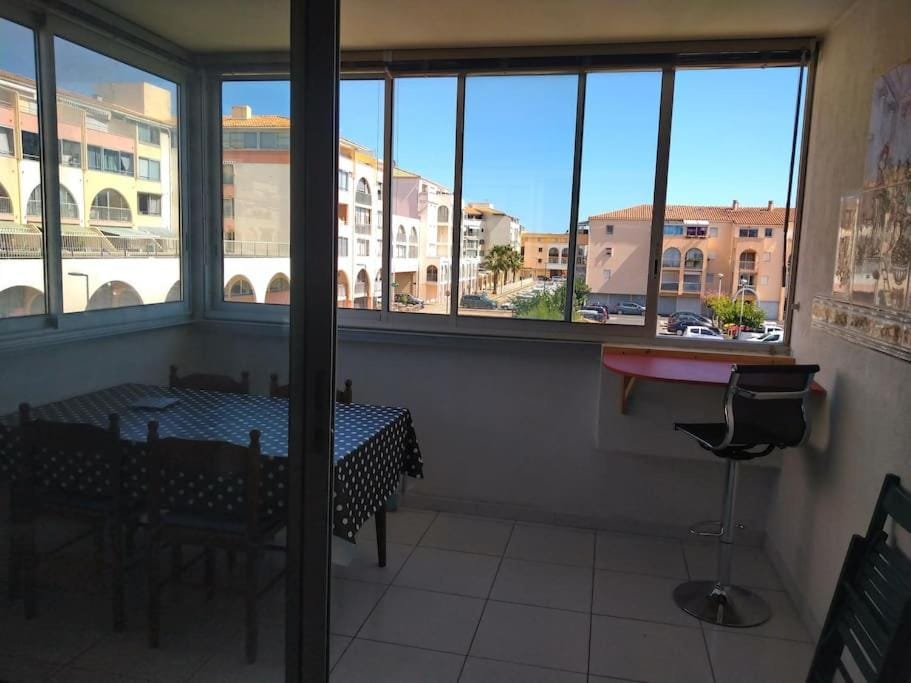 Appartement vue sur canal proximité mer Apartment in Occitanie