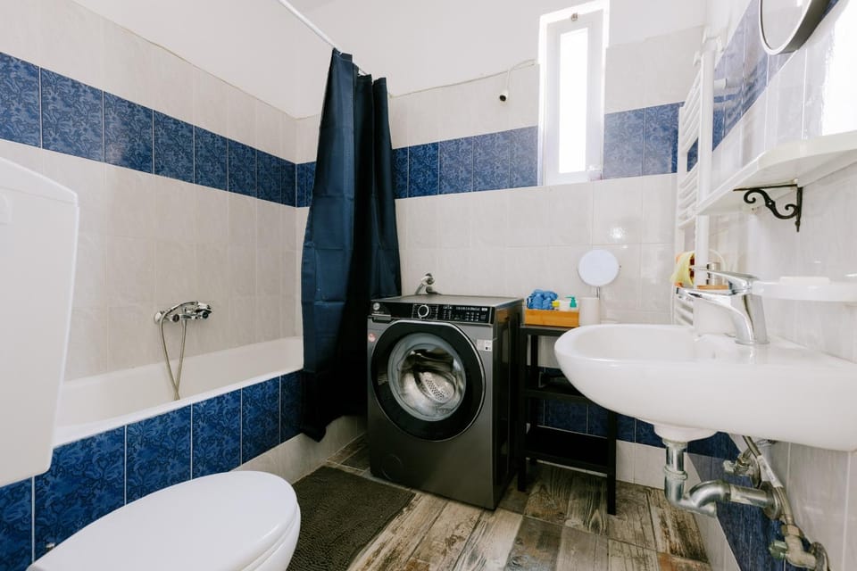 Toilet, Bathroom, Bath, towels, washing machine