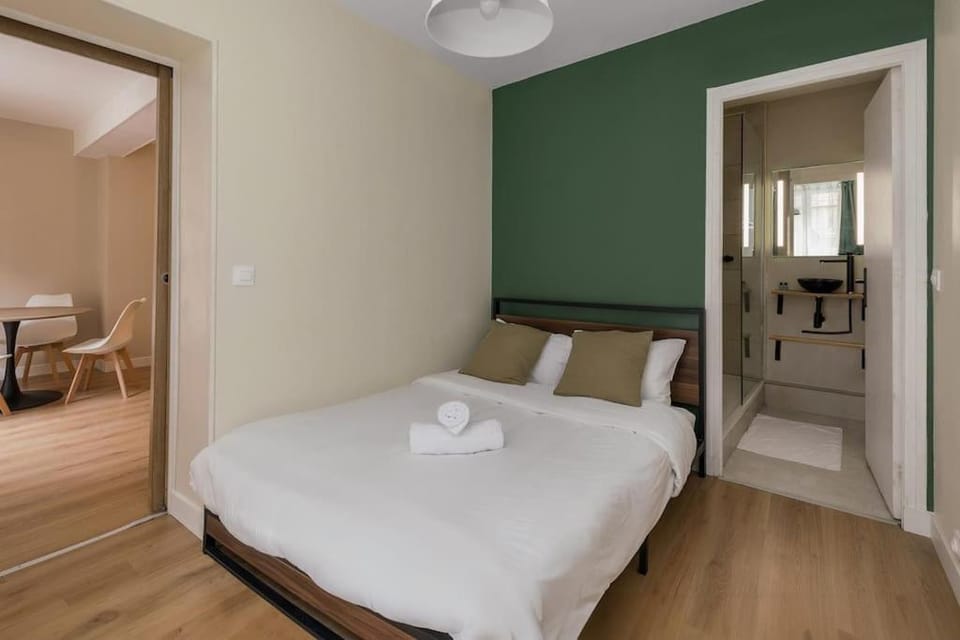 Bed, Photo of the whole room, Bedroom, towels