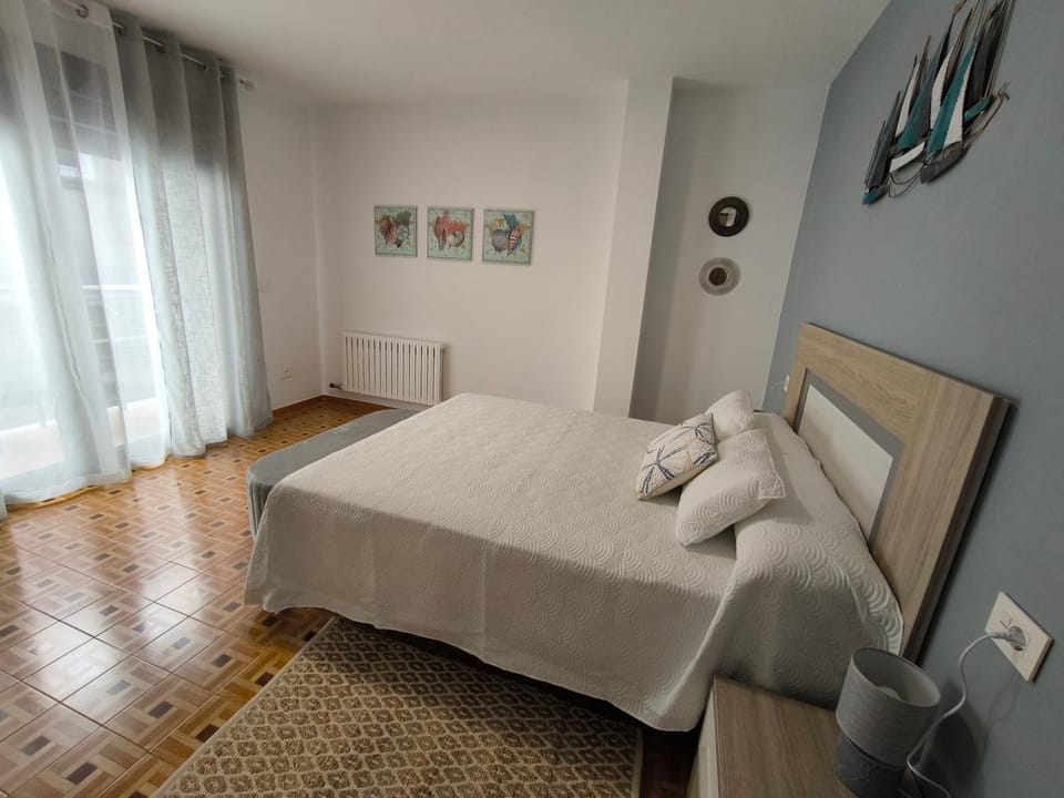 Bed, Balcony/Terrace, Photo of the whole room, Decorative detail, Bedroom, Sea view, Street view, wardrobe