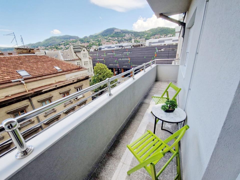 View (from property/room), Balcony/Terrace, City view