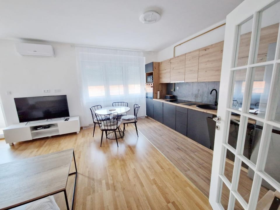 Dining area, kitchen