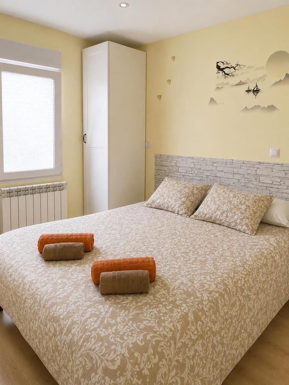 Photo of the whole room, Bedroom