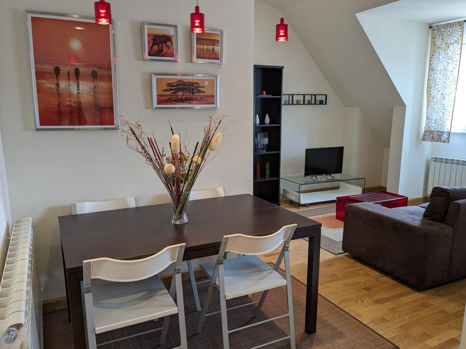 TV and multimedia, Seating area, Dining area