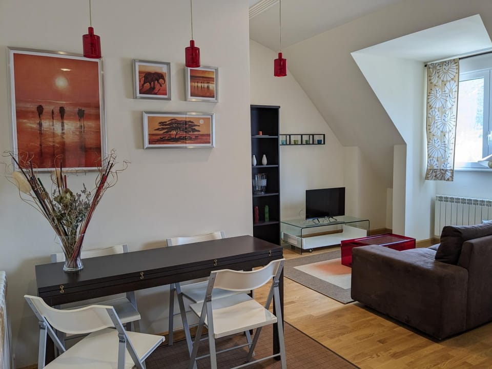 Seating area, Dining area