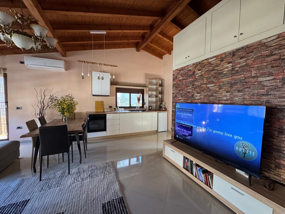 TV and multimedia, Living room, Seating area, Evening entertainment