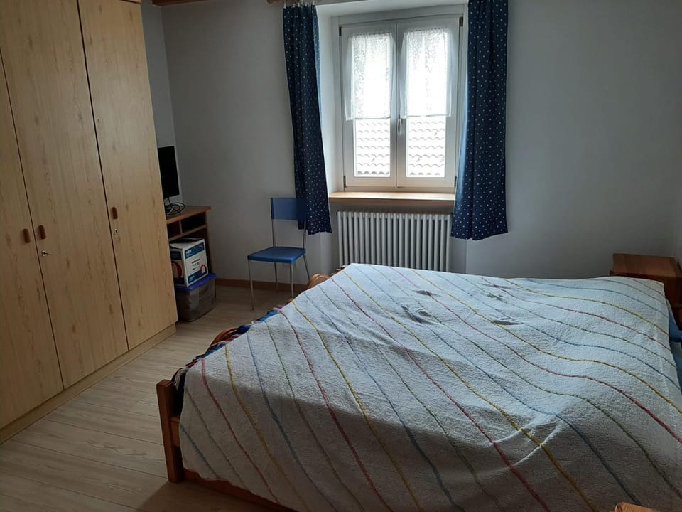 Photo of the whole room, Bedroom, wardrobe