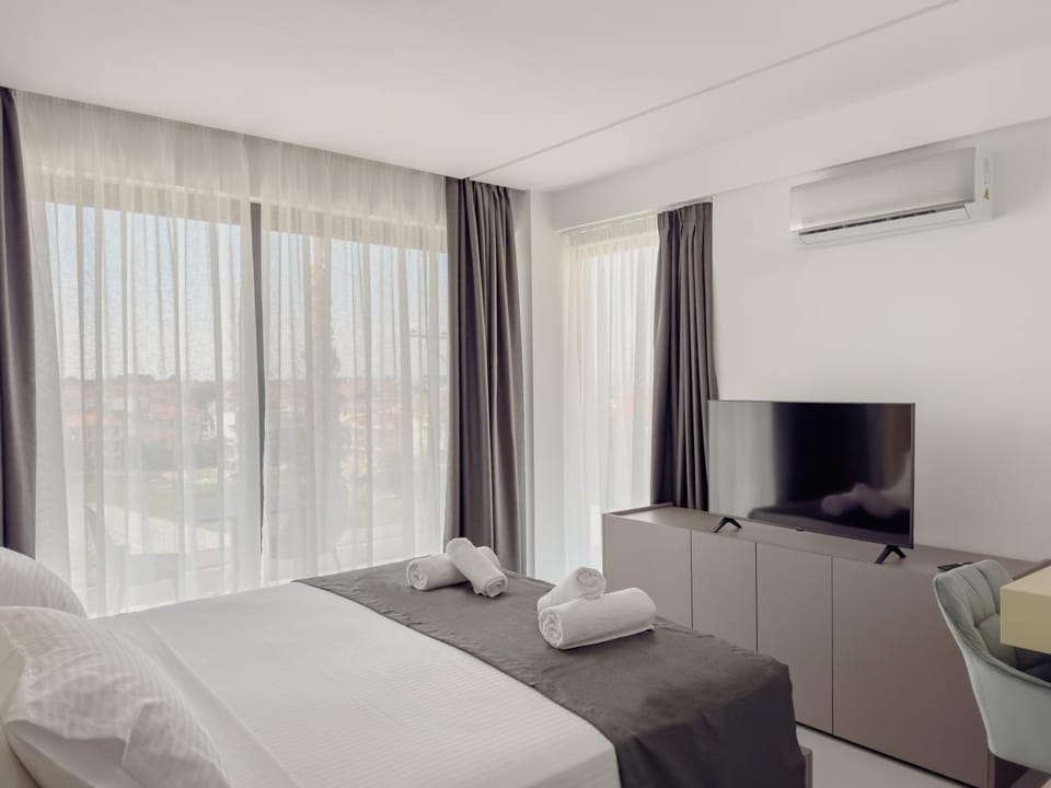 Bed, Bedroom, towels