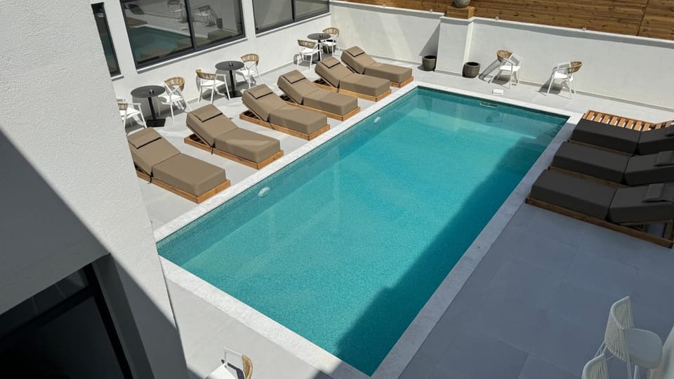 Pool view, Swimming pool, sunbed