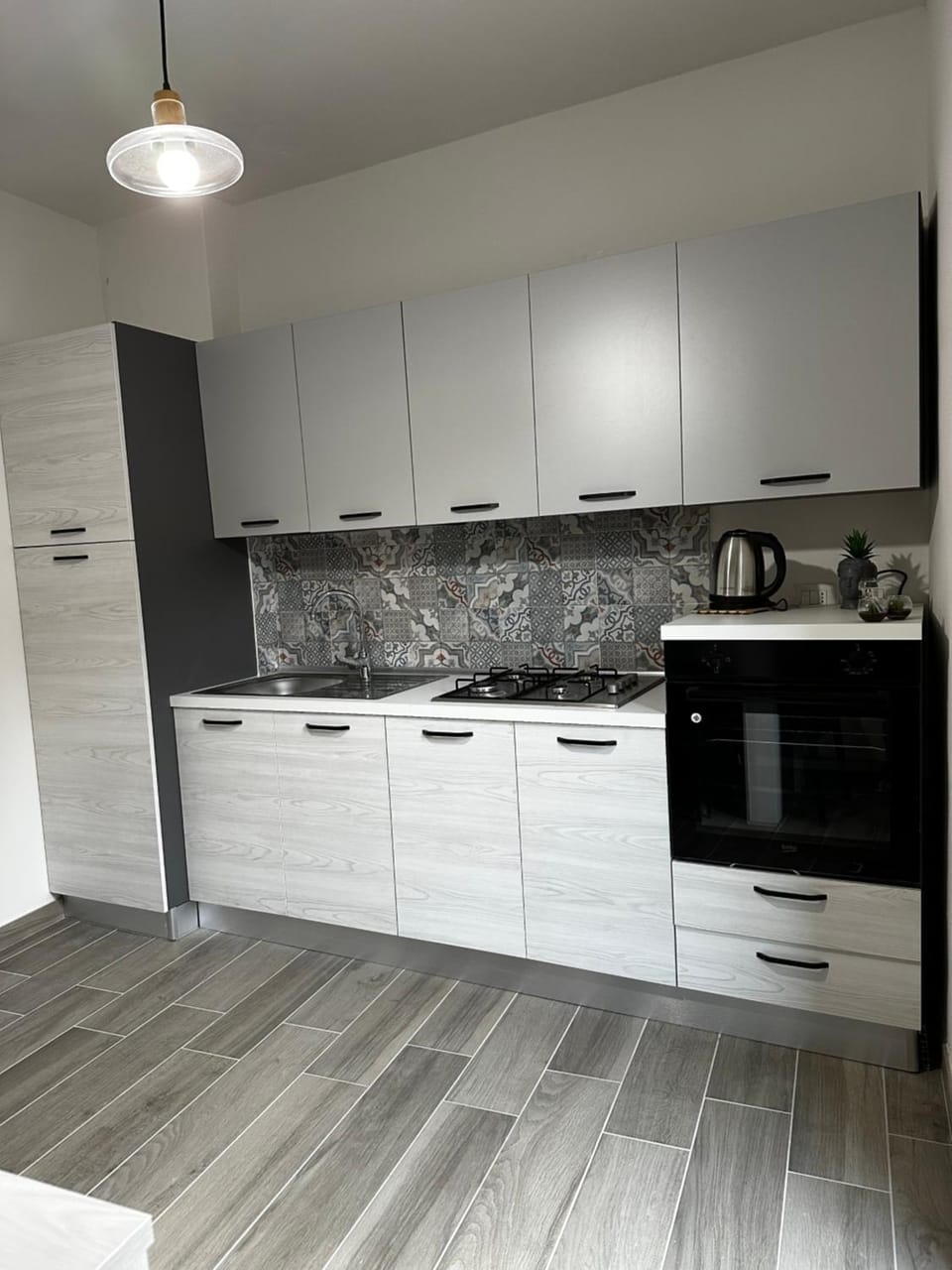 Coffee/tea facilities, Kitchen or kitchenette, locker, minibar, oven, stove, air conditioner