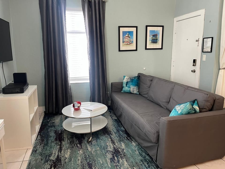 Ocean Breeze Studio With Parking By The Beach Apartment in Miami Beach
