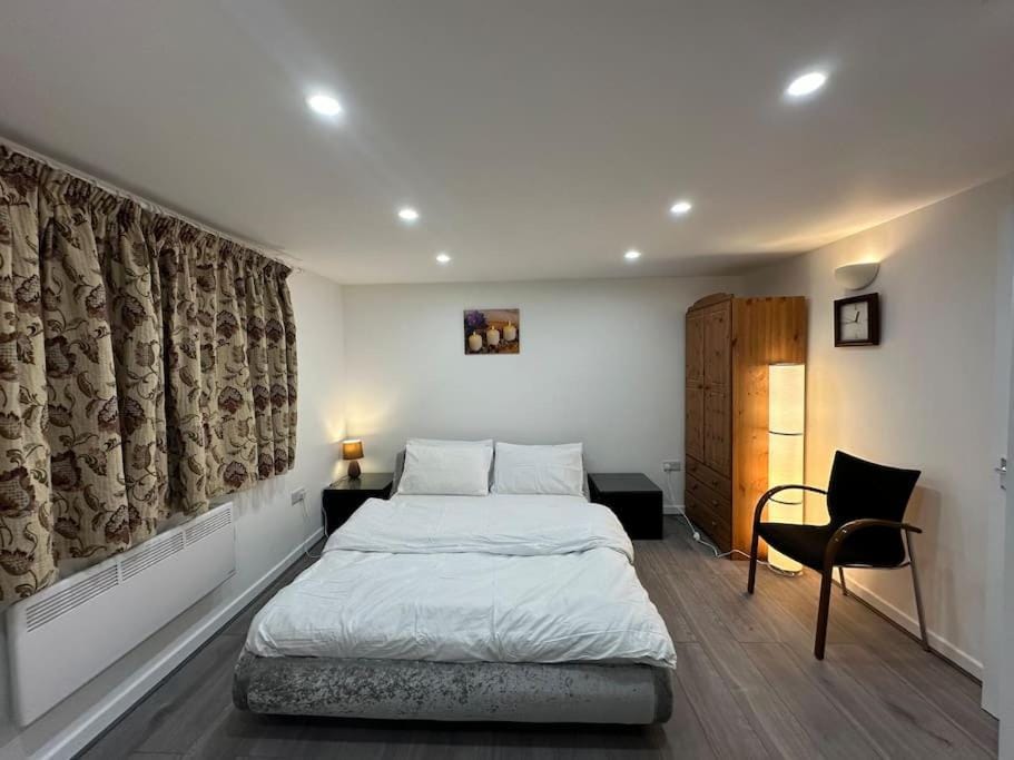 Newly decorated Studio Flat Apartment in Ilford