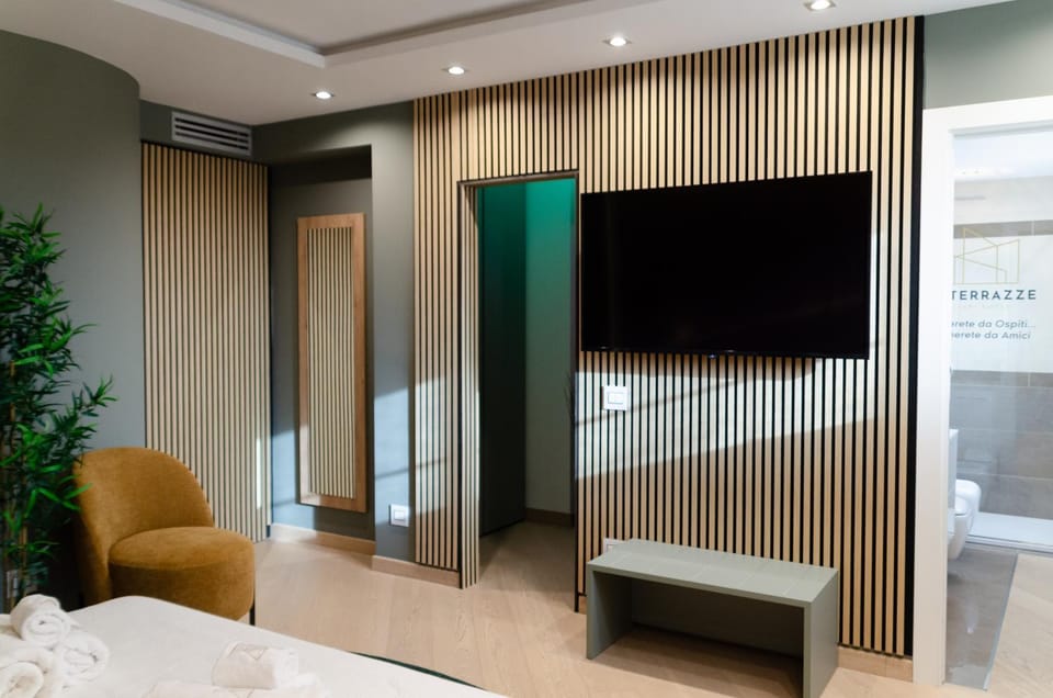 Bed, TV and multimedia, Bedroom