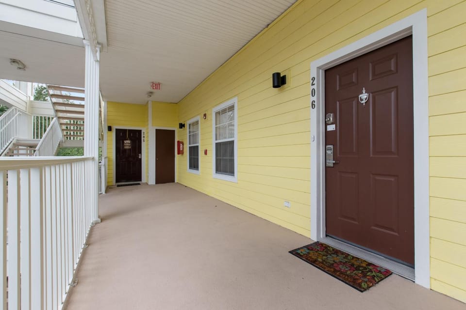 Newly renovated beautiful second floor condo in Bahama Bay House in Four Corners
