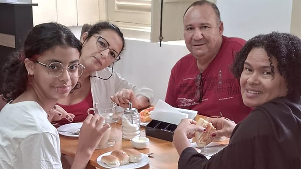 Restaurant/places to eat, People, Food, Breakfast, group of guests