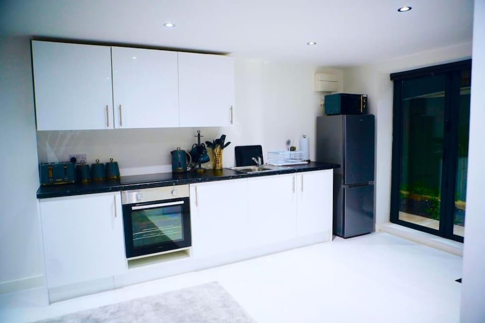 Perfect 1 Bed Apartment Sleeps 5 1 Kingsize bed 1 double Sofabed & Foldable Single bed Free Parking Wifi good transport network shopping Holiday Makers Families Contractors in North London Apartment in Enfield