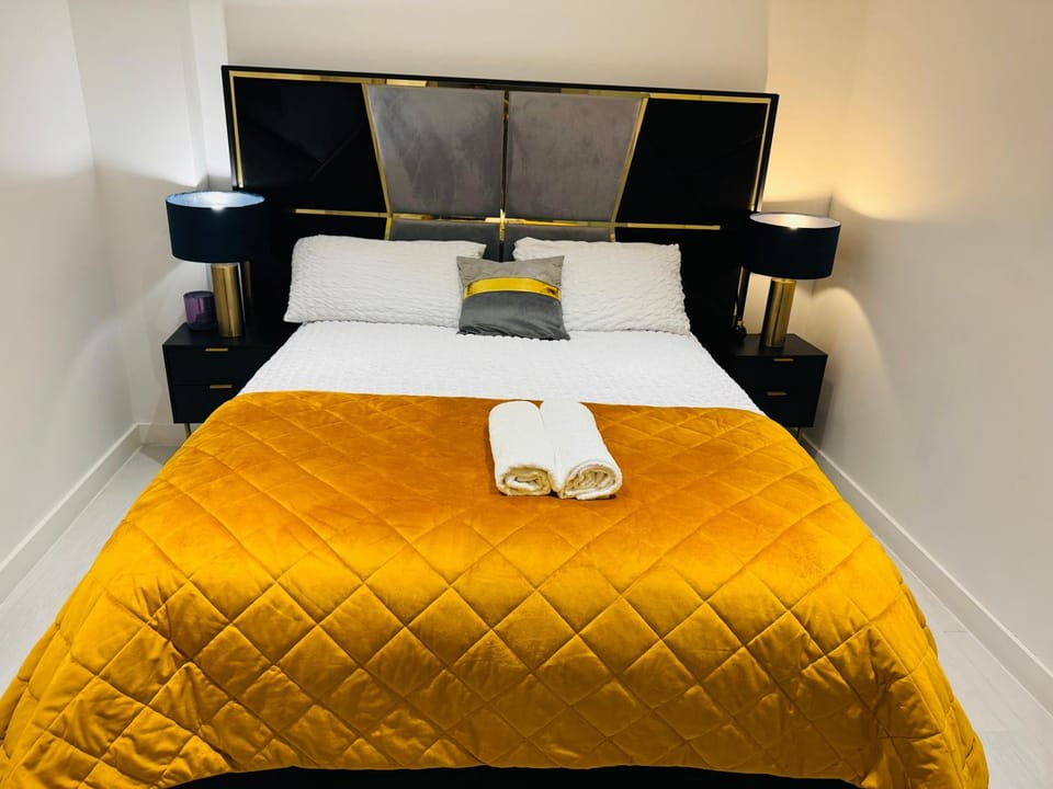 Perfect 1 Bed Apartment Sleeps 5 1 Kingsize bed 1 double Sofabed & Foldable Single bed Free Parking Wifi good transport network shopping Holiday Makers Families Contractors in North London Apartment in Enfield