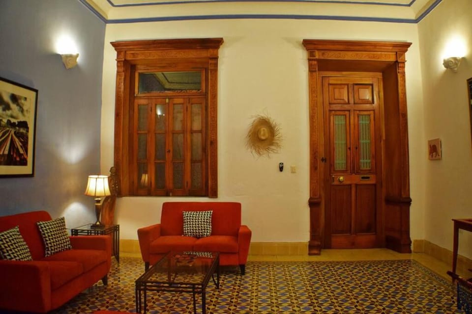 Casa Armadillo, colonial house with pool House in Merida