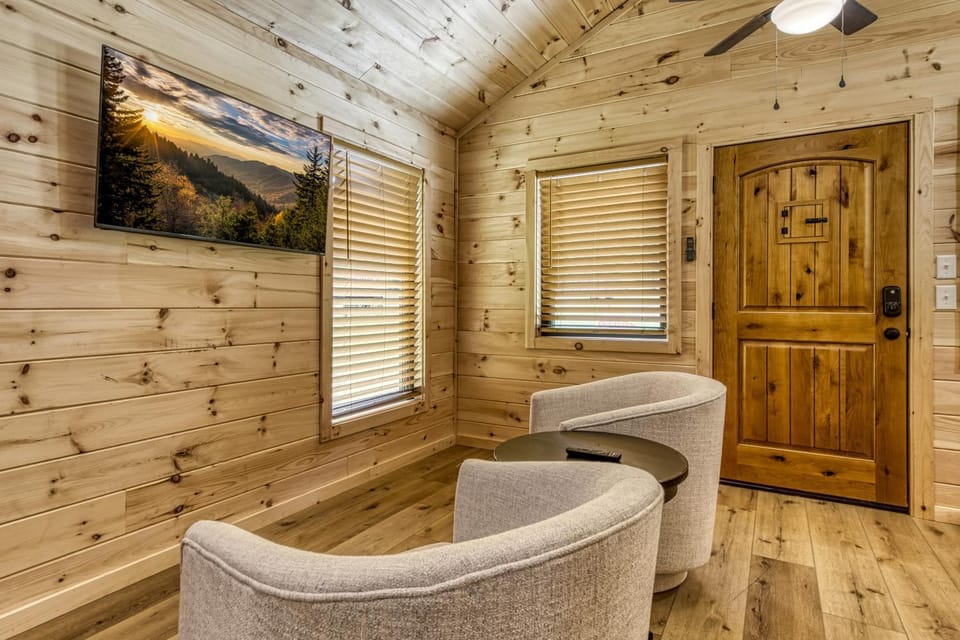 Blue Moon- creek, firepits, budget friendly! House in Cosby