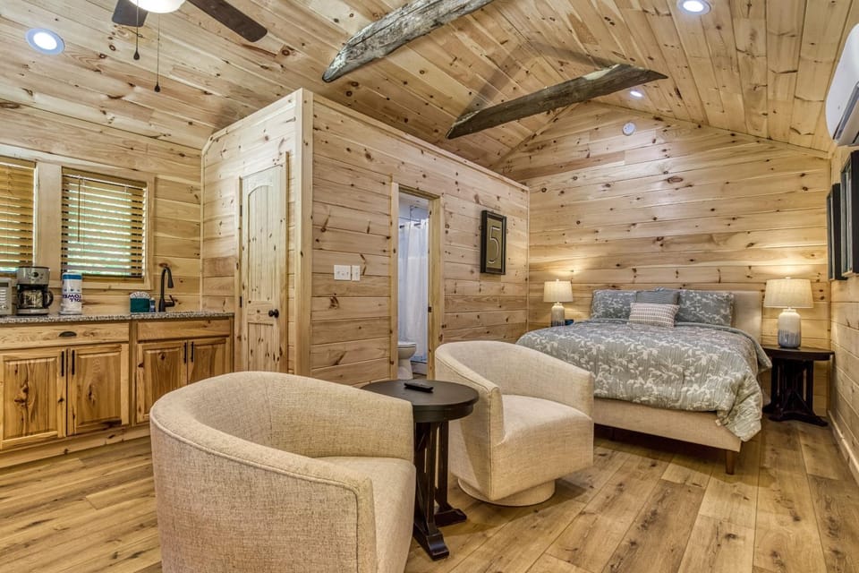 Blue Moon- creek, firepits, budget friendly! House in Cosby