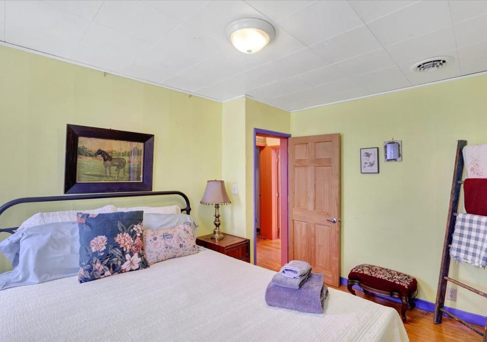 Bed, Bedroom, towels